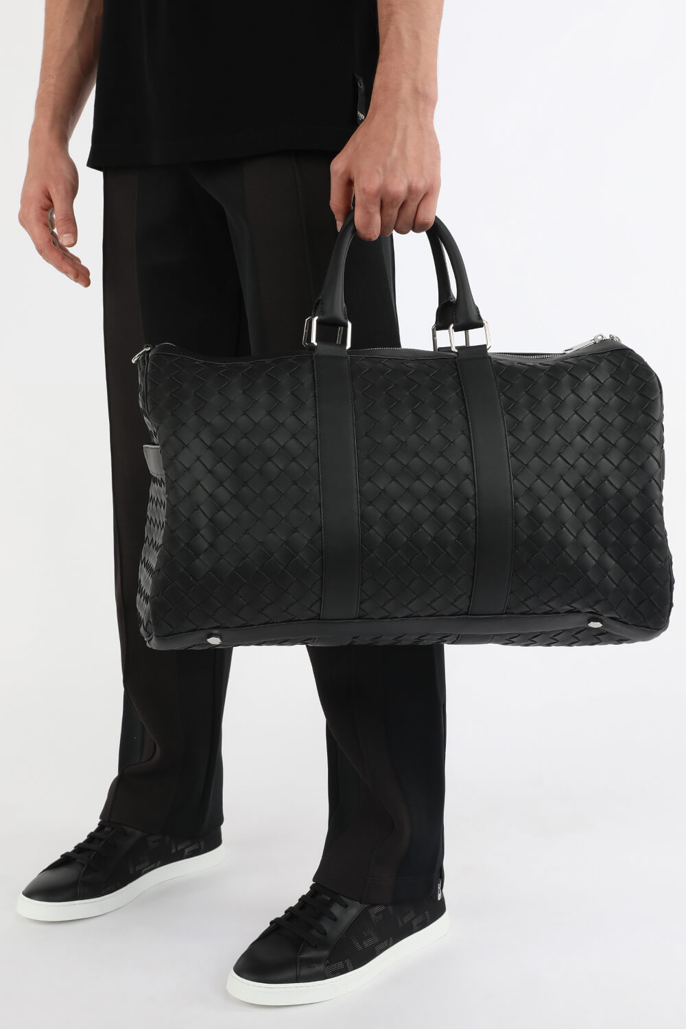 תמונת כל הלוק של Woven Leather Travel Bag in Black